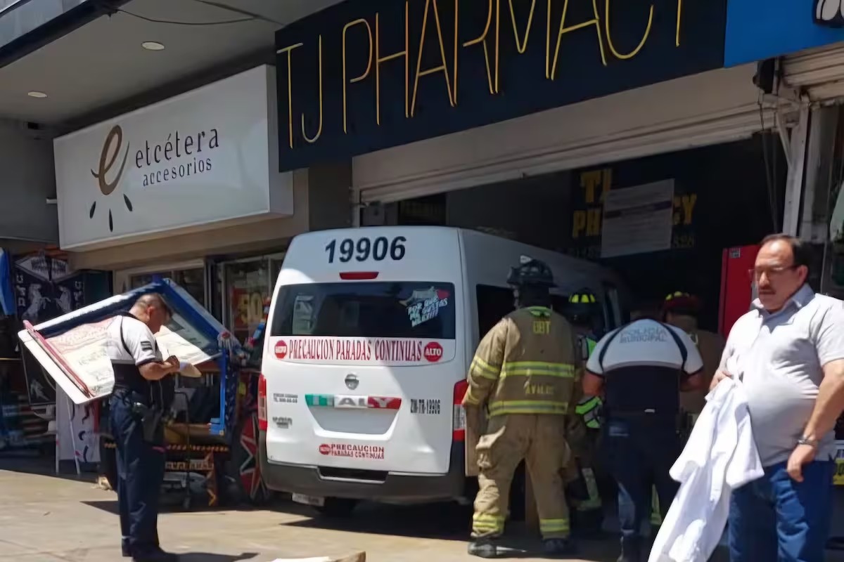 Taxi se impacta contra farmacia en Tijuana; una persona herida de gravedad