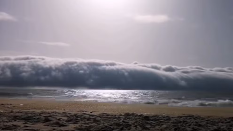 ¿Qué es la nube enrollada o “tsunami de nubes” que sorprendió en una playa de Portugal?