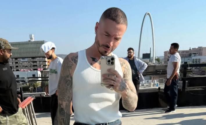 J Balvin sorprende con visita exprés a Tijuana