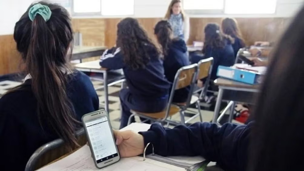 Proponen prohibir uso celulares a menores en escuelas municipales de Tijuana