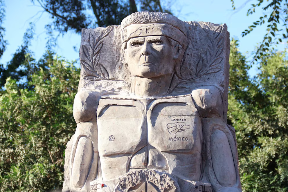 Estatua de Julio César Chávez en Tecate provoca burlas por su poco parecido al boxeador