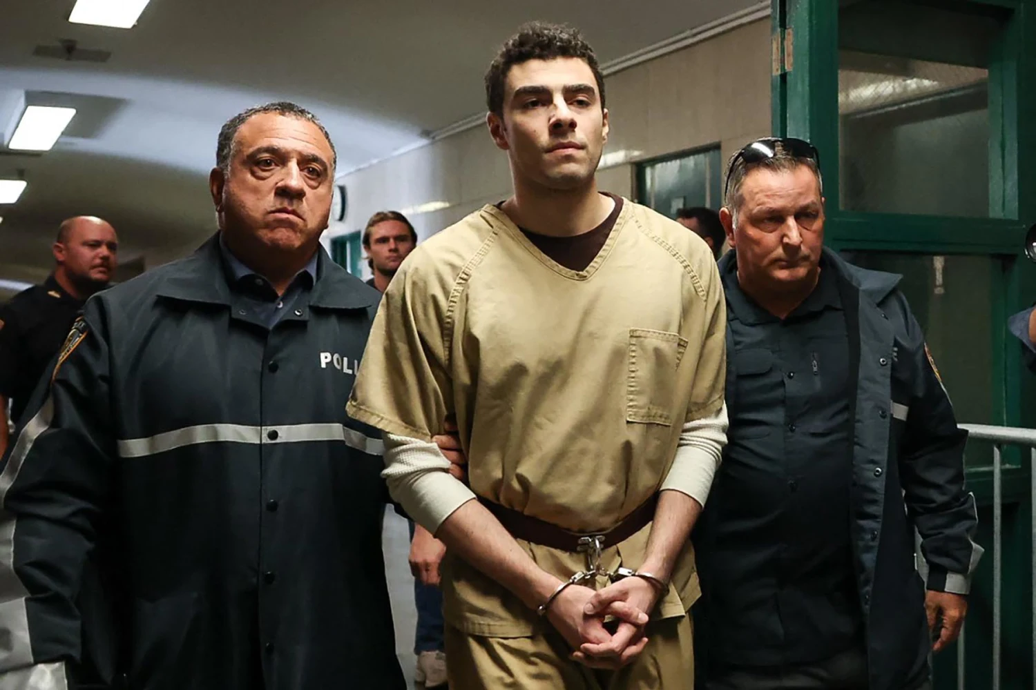 Juez desestima cargos de terrorismo contra Luigi Mangione en caso de asesinato del CEO de UnitedHealthcare