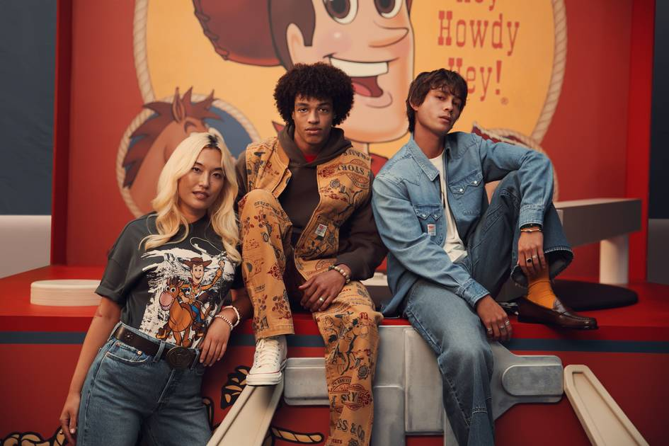 Levi’s y Toy Story celebran 30 años con colección especial inspirada en Woody, Buzz y Jessie