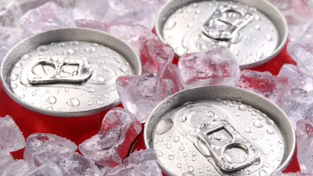 Ante alza de impuestos, refresqueras reducirán calorías y ajustarán precios en México para 2026