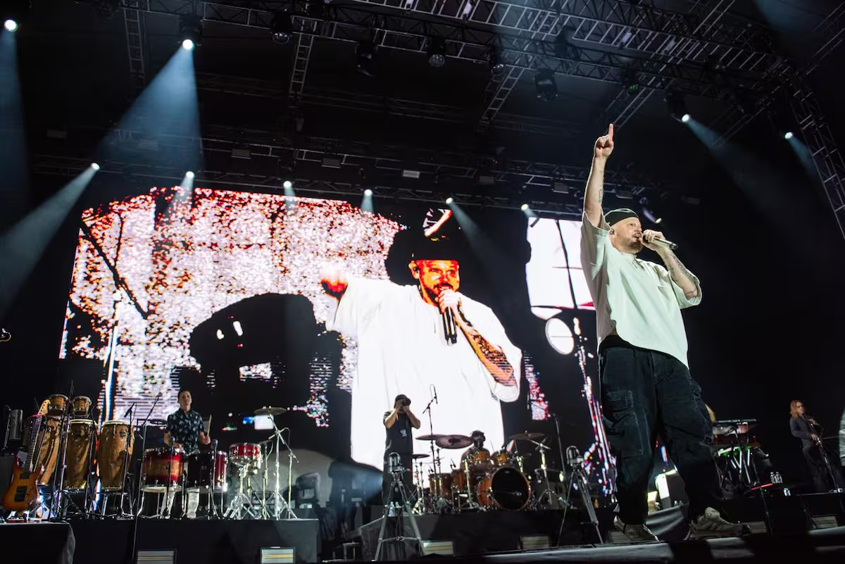 Residente alza la voz por los migrantes y palestinos ante miles de personas en Tijuana