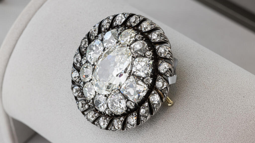 Venta récord en Ginebra: broche de diamantes que perteneció a Napoleón se subasta por más de 4 millones de dólares