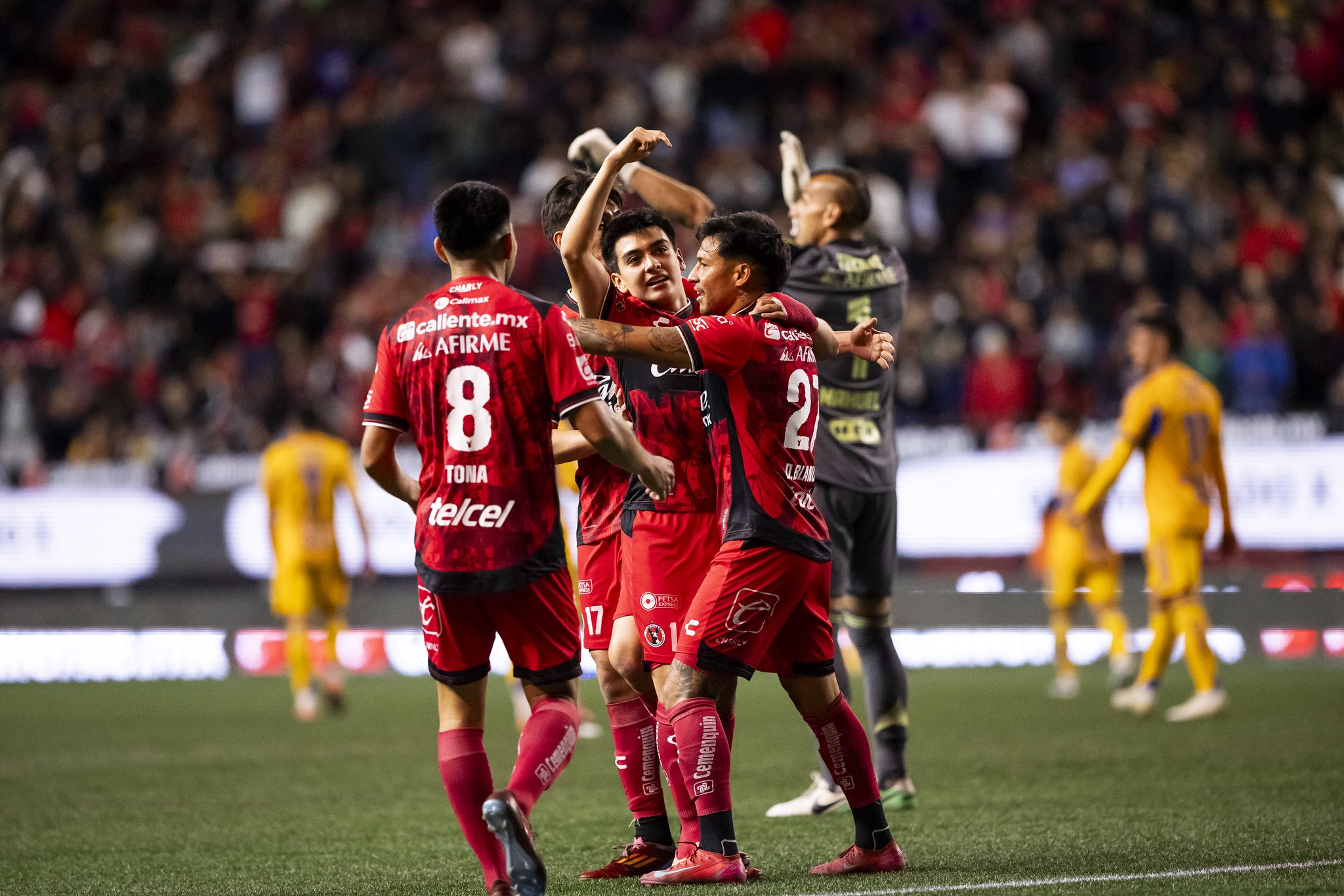 ¡Sensacional! Xolos golea 3-0 a Tigres en la ida de cuartos de final de Liga MX Apertura 2025