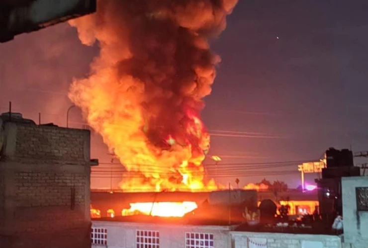Fuerte incendio consume fábrica en la colonia Pentatlón Mexicano, en Ecatepec
