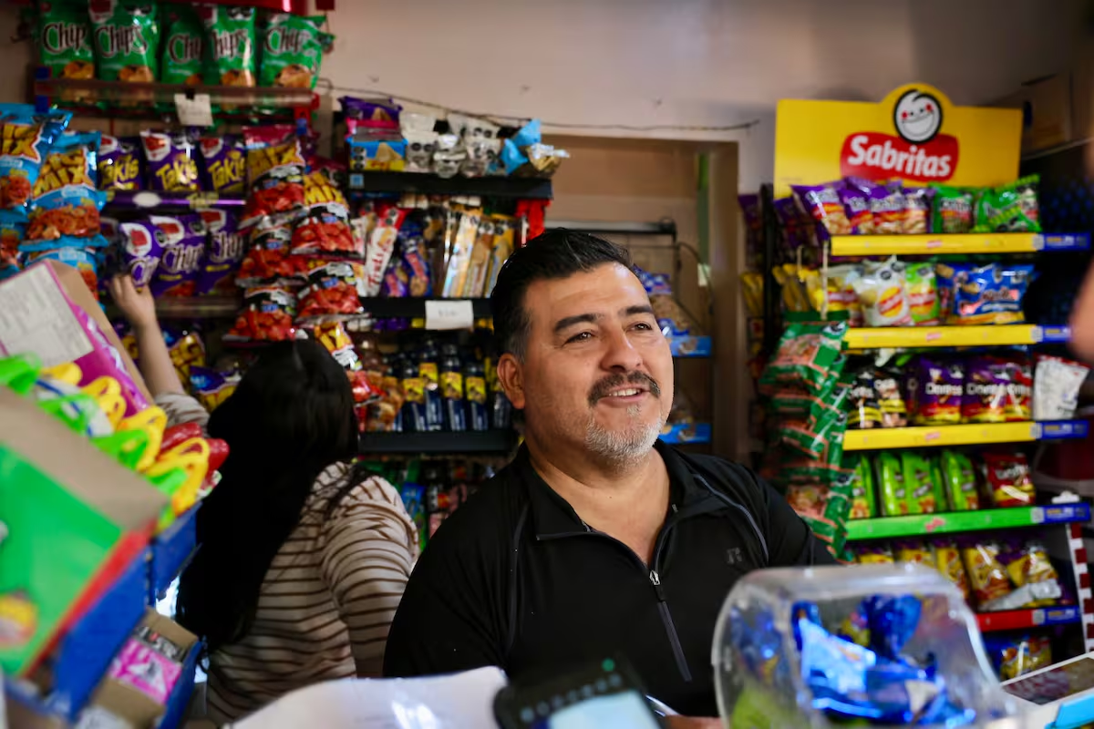 “Sé lo que se siente pasar hambre”: Ernesto apoya con comida a estudiantes foráneos de la Unison