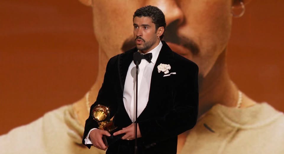 Bad Bunny gana el premio a Álbum del Año por ‘DeBÍ TiRAR MáS FOToS’