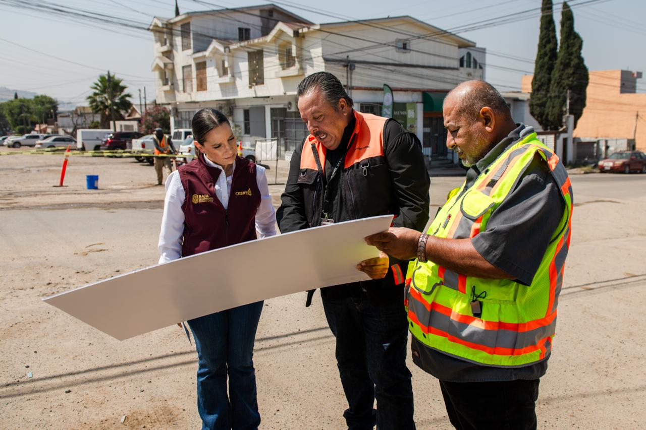 Mónica Vega supervisa obra de alcantarillado en el Guaycura