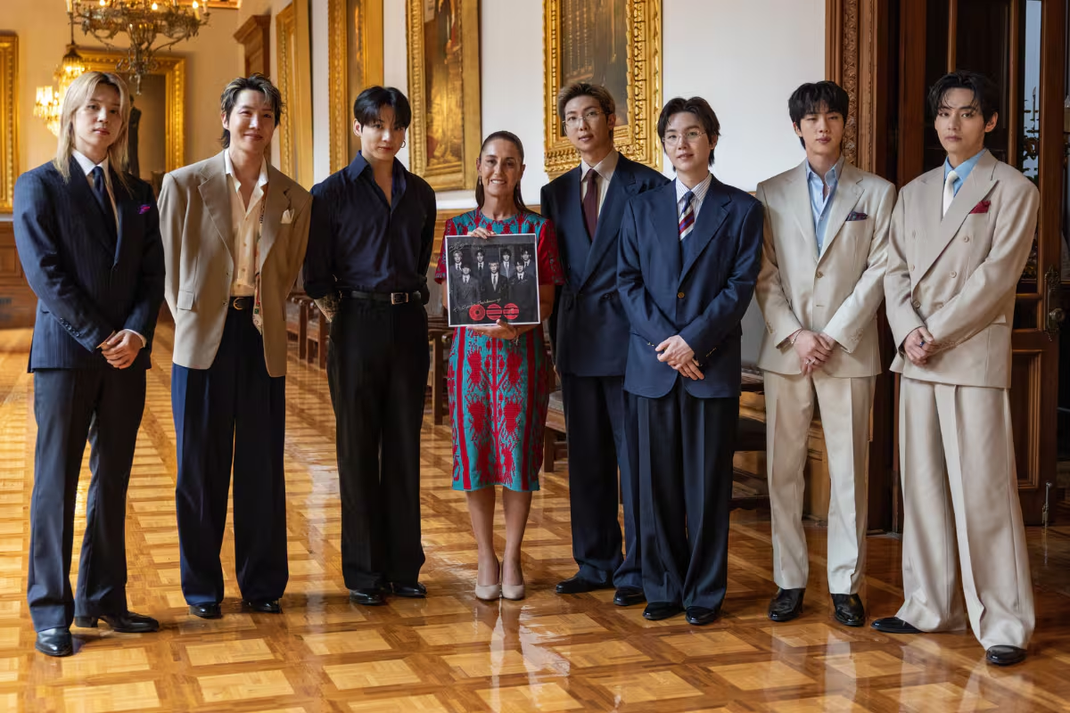 BTS aparece en Palacio Nacional y desata euforia en el Zócalo
