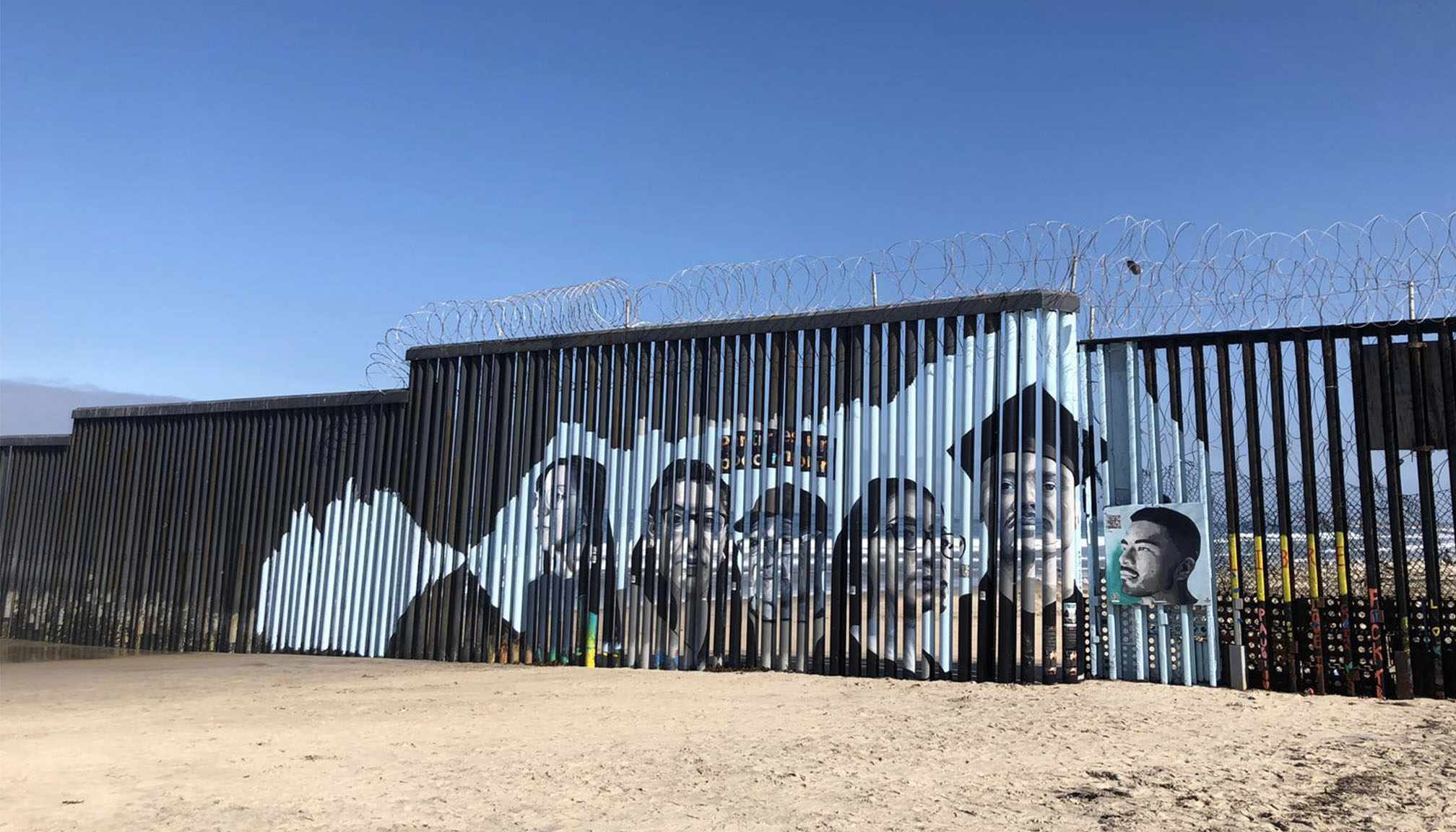 Madres deportadas celebran el 10 de mayo cerca del muro fronterizo en Tijuana