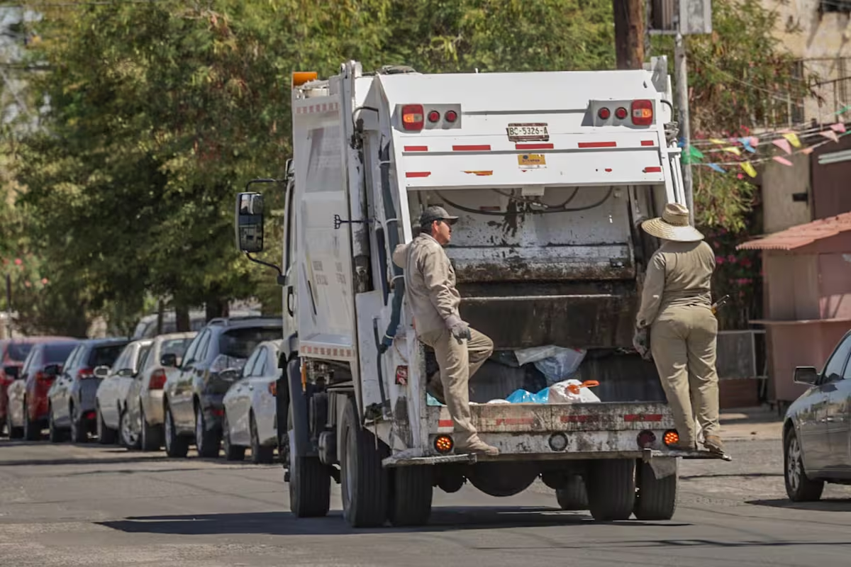 ‘Voluntarios’ operan camiones de basura sin sueldo ni seguro en Mexicali