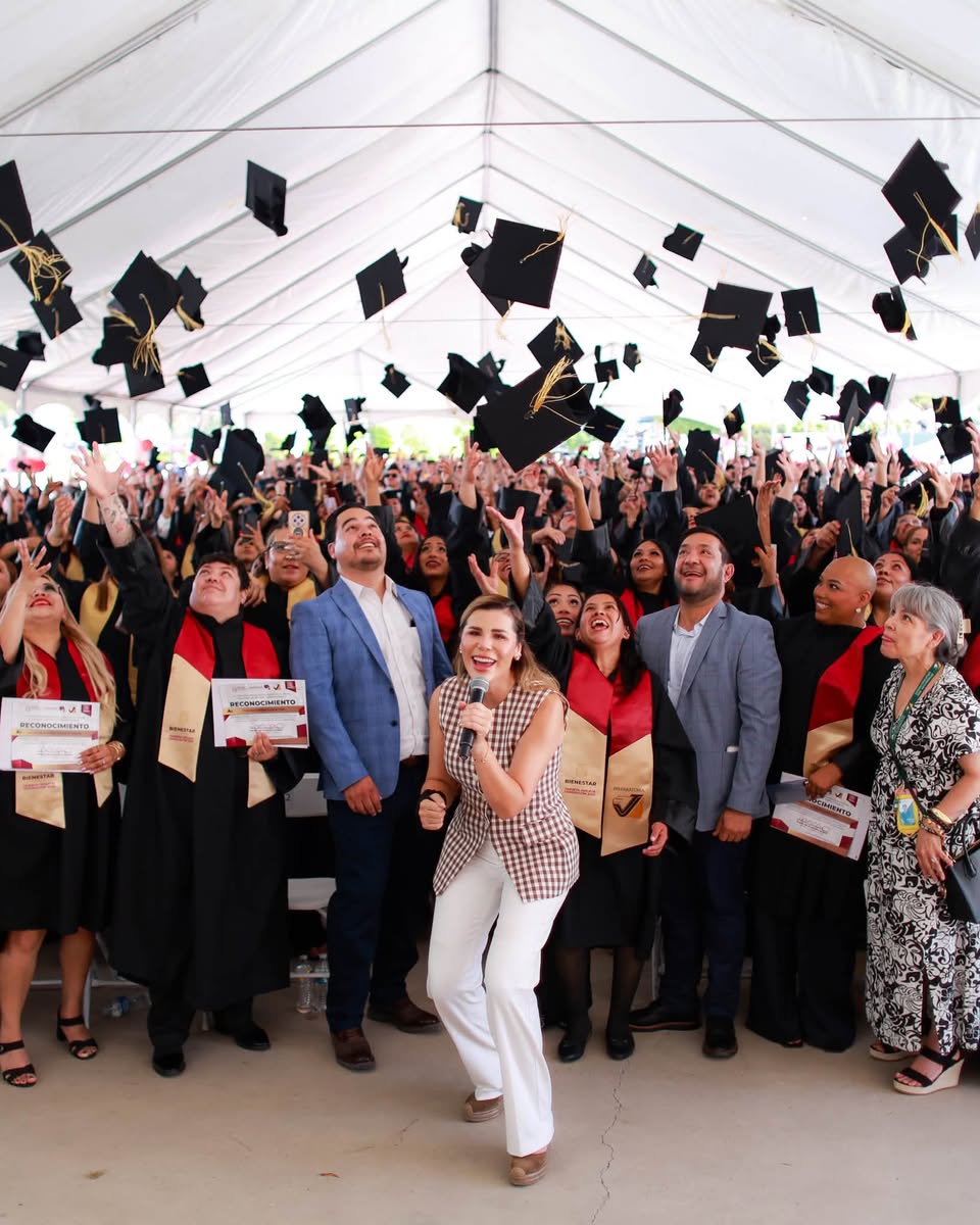 300 madres autónomas de Tijuana concluyen sus estudios de preparatoria