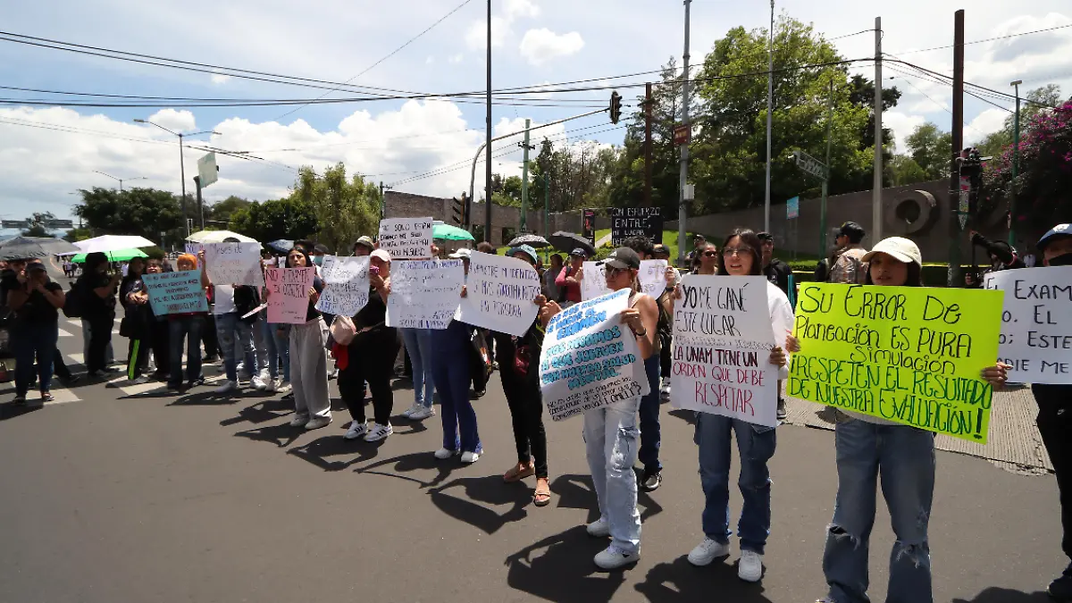 Aspirantes de la UNAM protestan contra nuevo examen de control
