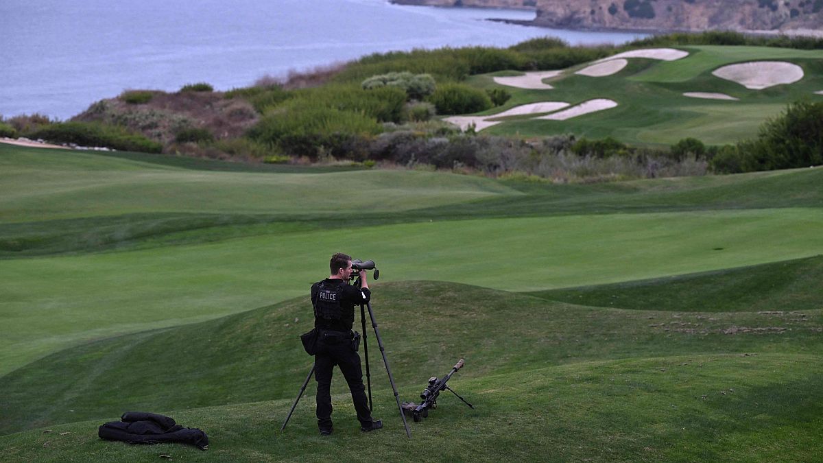 Arrestan a hombre con armas en campo de golf de Trump en California
