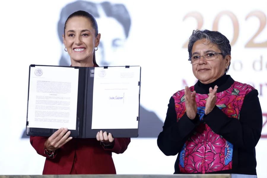 Sheinbaum firma decreto para ampliar la transparencia en el Gobierno
