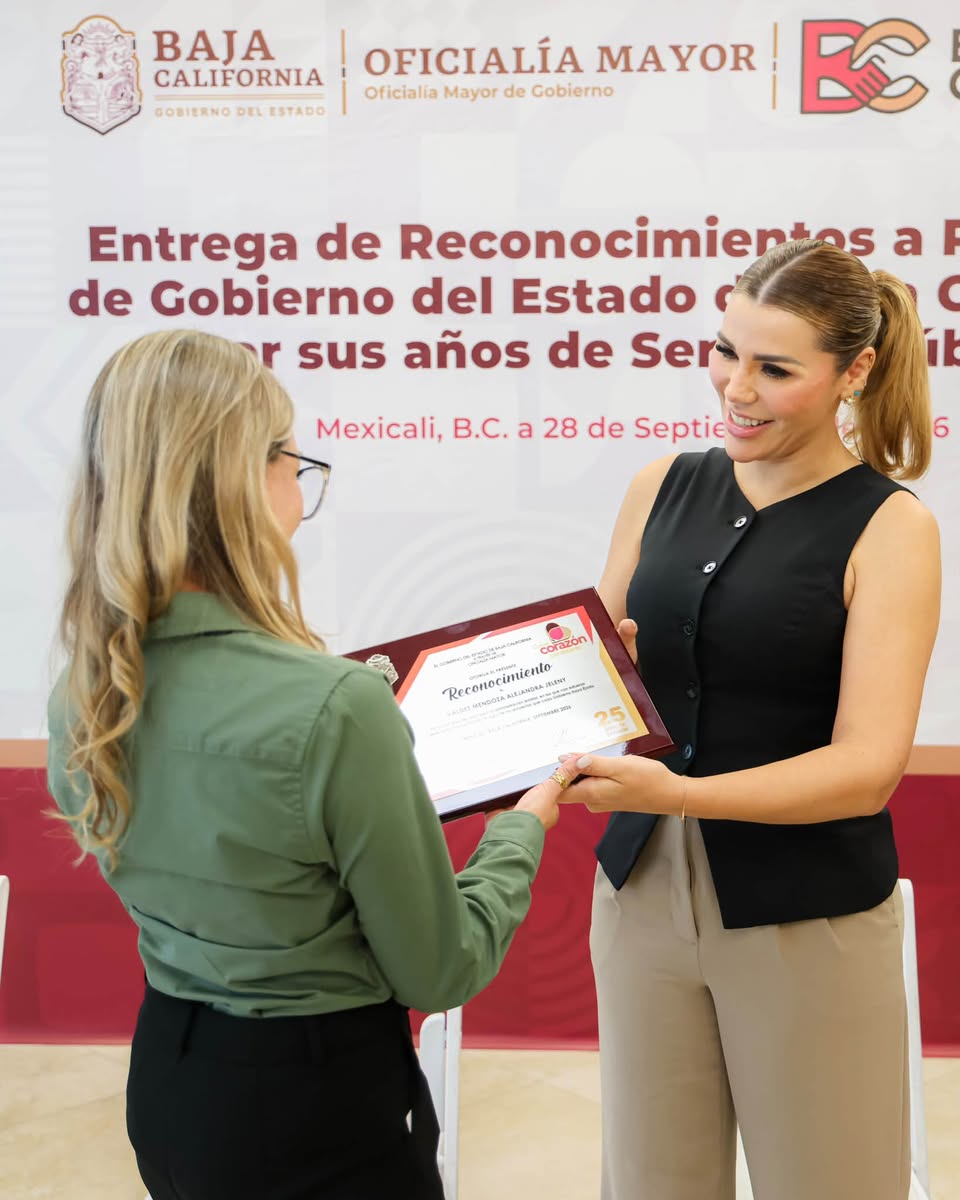 Reconocen trayectoria de servidores públicos con hasta 45 años de servicio en BC